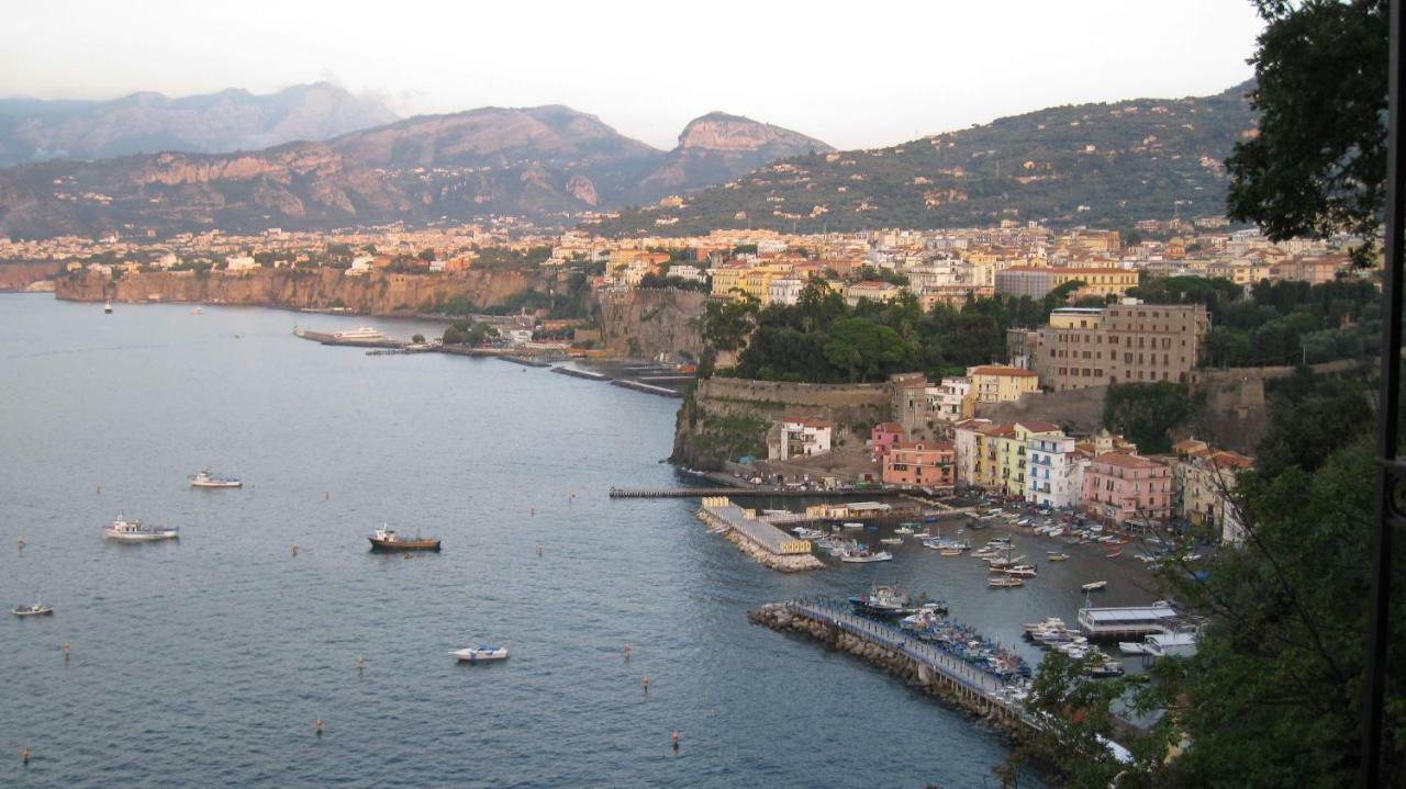 Ferienwohnung Il Borgo Antico Sorrento Sea View Exterior foto